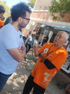 A foundation representative speaks with an emergency responder in La Guaira