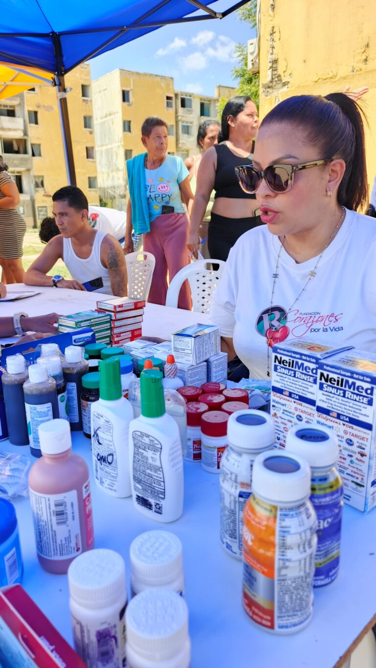 A Fundación Corazones por la Vida volunteer at a table of medical supplies.