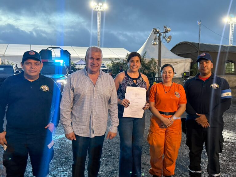Members of Fundación Corazones por la Vida meet with local response partners