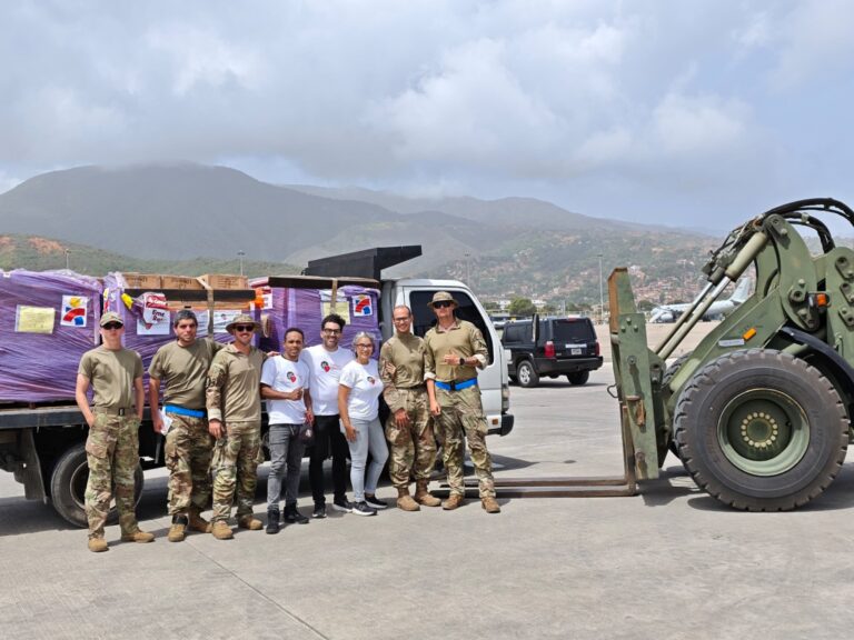 Fundación Corazones por la Vida and response partners receive the Americares shipment in La Guaira