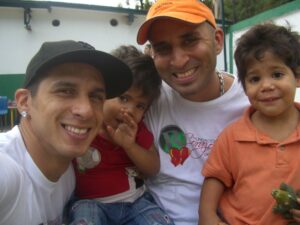 Román EL RO, Fundación Corazones por la Vida volunteers and children at Hogares Bambi Venezuela in December 2010.