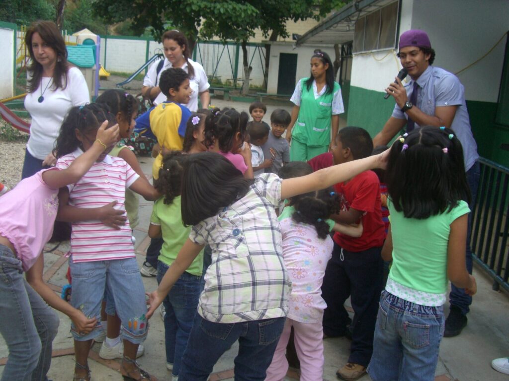 Children participating in a musical activity organized by Fundación Corazones por la Vida at Hogares Bambi.