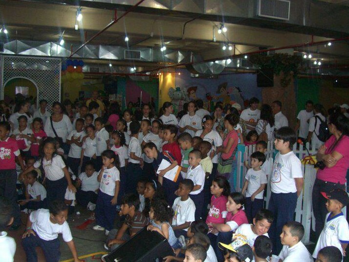 Large group of children and volunteers gathered at the Soñar Despierto Children’s Day event in Venezuela in 2011.