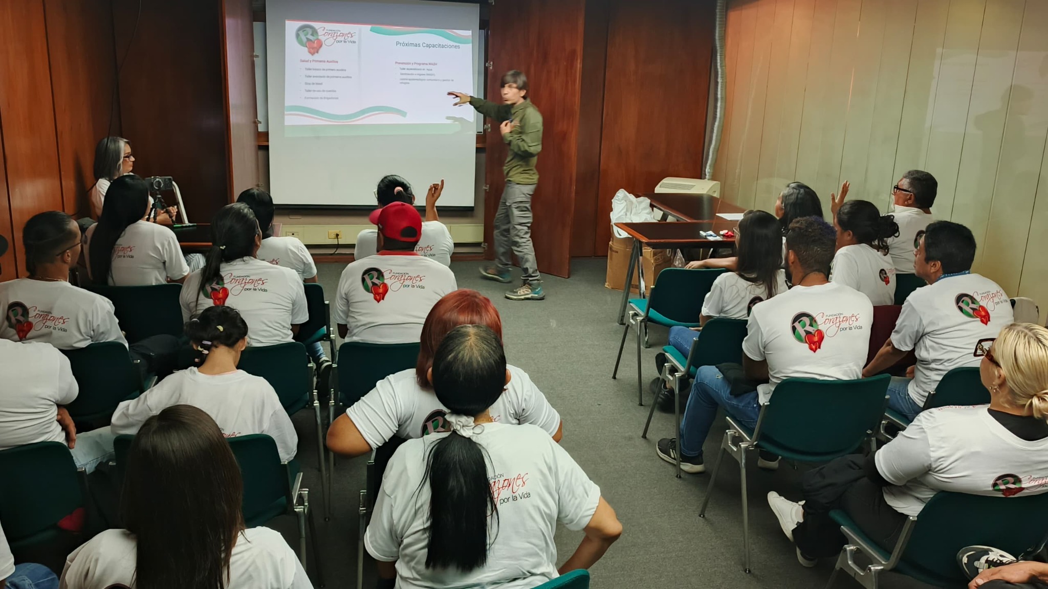 Volunteers attending a humanitarian training session led by Fundación Corazones por la Vida.