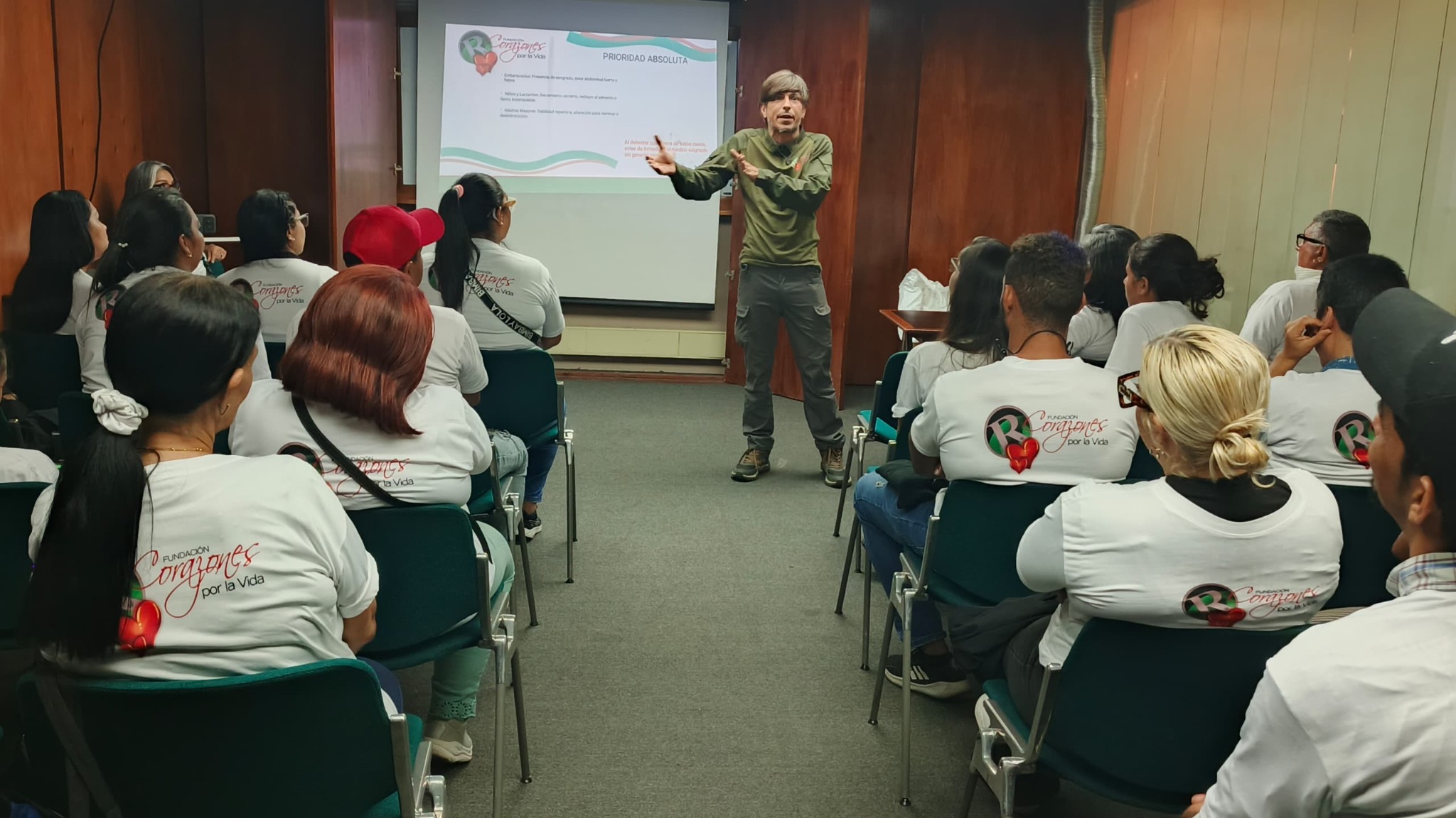 A facilitator explains field coordination procedures to foundation volunteers.