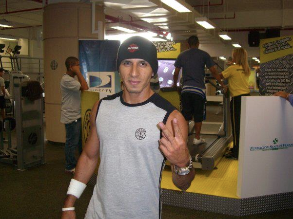 Román EL RO running on a treadmill while staff monitor the charitable challenge.