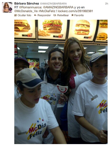 Román EL RO with volunteers and guests wearing McDía Feliz aprons and shirts in Caracas in 2012.