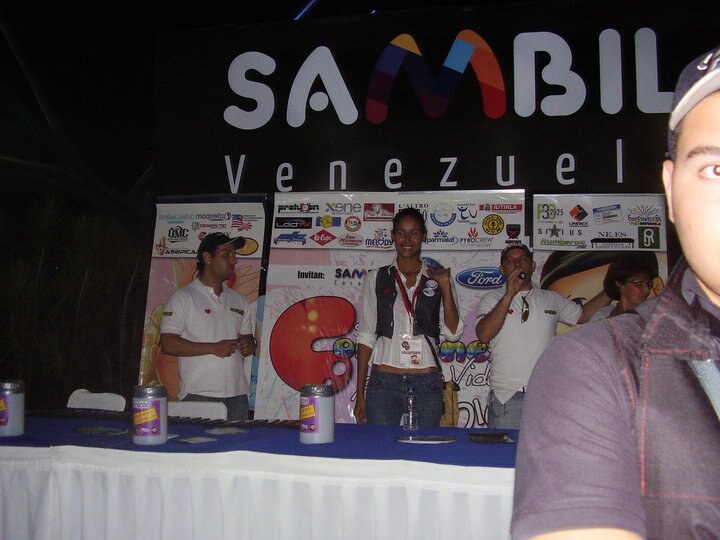 Presenters speaking at the Fundación Corazones por la Vida autograph event in Sambil Caracas.