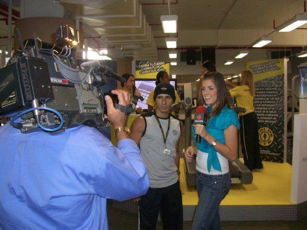 Venezuelan singer Román EL RO at Gold’s Gym Venezuela during a charity event.