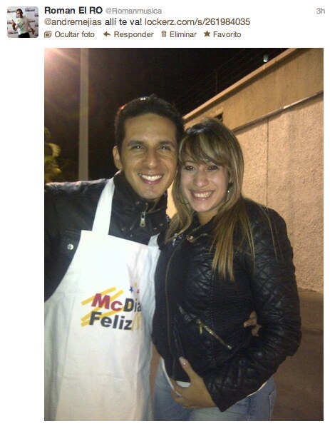 Román EL RO wearing a McDía Feliz apron during the November 2012 solidarity event in Caracas.