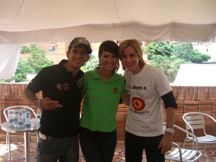 Román EL RO with two members of the Soñar Despierto team at the Children’s Day event.