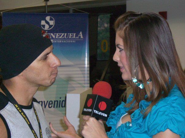 Román EL RO interviewed by a Televen reporter during the Gold’s Gym charity event.
