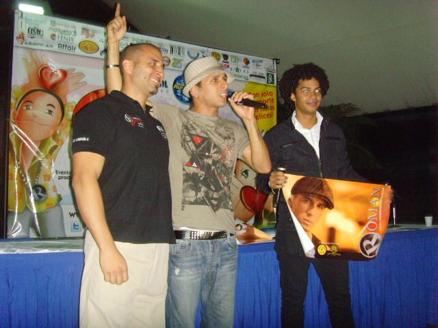 Artists posing at the Corazones por la Vida 2010 autograph campaign backdrop.