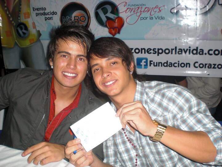 Artists holding a contribution at the Fundación Corazones por la Vida campaign in Caracas.
