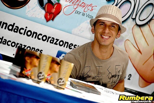 Román EL RO participating in the 2010 Corazones por la Vida autograph fundraiser at Sambil Caracas.