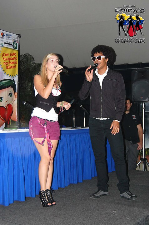 Artists performing during the Corazones por la Vida 2010 campaign at Sambil Caracas.