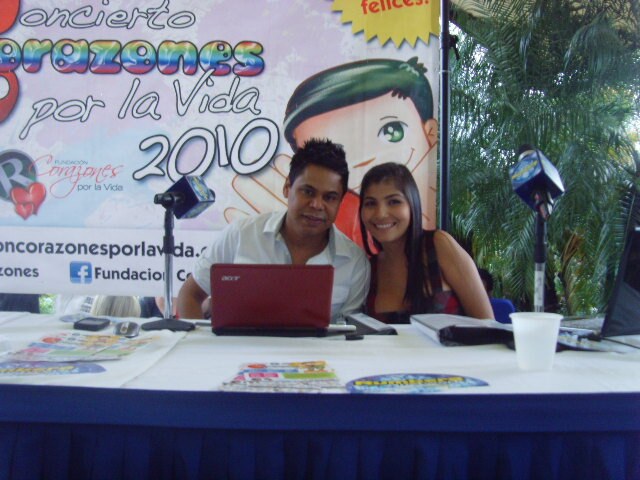 Corazones por la Vida campaign coordinators at the Sambil Caracas information table.
