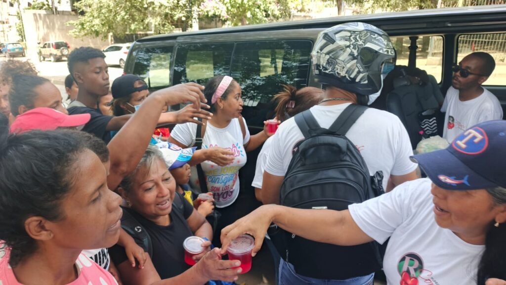Fundación Corazones por la Vida volunteers distributing meals and humanitarian assistance in a La Guaira community.
