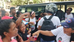 Fundación Corazones por la Vida volunteers distributing meals and humanitarian assistance in a La Guaira community.