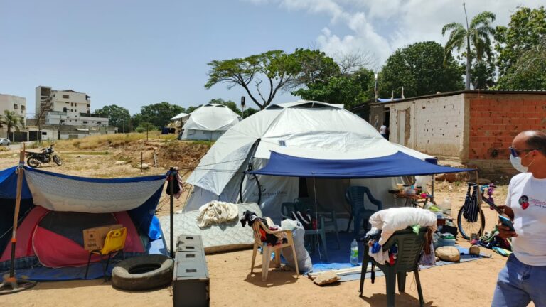 Temporary community camp in La Guaira supported by Fundación Corazones por la Vida.