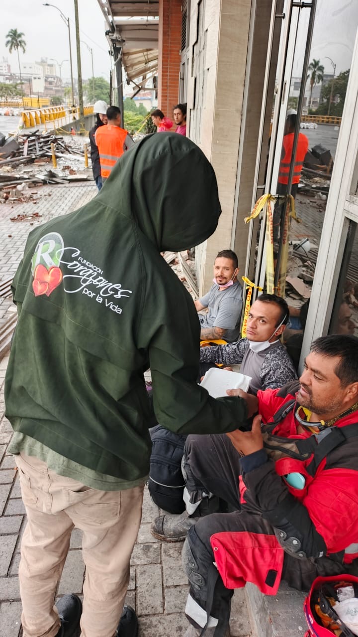 Foundation team member serving food to residents in a La Guaira community.