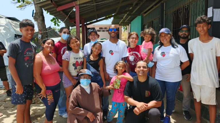 Fundación Corazones por la Vida team members standing with residents in La Guaira.