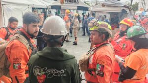 A foundation volunteer coordinates with other rescue teams in Pereira