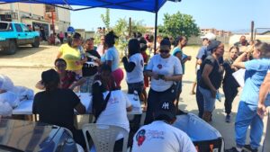 Foundation team and residents at Campamento Solidaridad in La Guaira during the September 12 visit.
